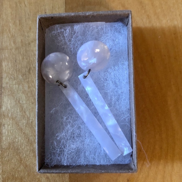 White opalescent drop earrings - Picture 3 of 4